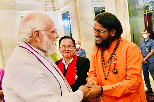 Hon’ble Prime Minister of India, Shri. Narendra Modi ji congratulating Pujya Swamiji on receiving Padma Shri in Spirituality and for being pioneer of Vedic Renaissance in Goa. - Shree Datta Padmanabh Peeth - 