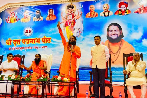 Pujya Swamiji addressing the Sanatan Dharma Sabha at Tapobhoomi in esteemed presence of Yogarishi Baba Ramdevji, Acharya Balkrishnaji, Hon'ble Chief Minister of Goa Shri. Pramodji Sawant, Union Minister Shripad Naik, Minister for Power Shri Sudin Dhavlikarji. - Shree Datta Padmanabh Peeth - 