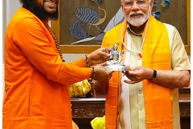 Pujya Sadguruji felicitates the Prime Minister of India, Mr. Hob'le. Narendra Modiji for the successful G-20 presidency in 2023. - Shree Datta Padmanabh Peeth - 