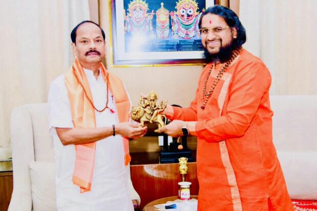 With Raghubar Das, the Governor Odisha and former Chief Minister of Jharkhand, in Bhubaneswar. - Shree Datta Padmanabh Peeth - 