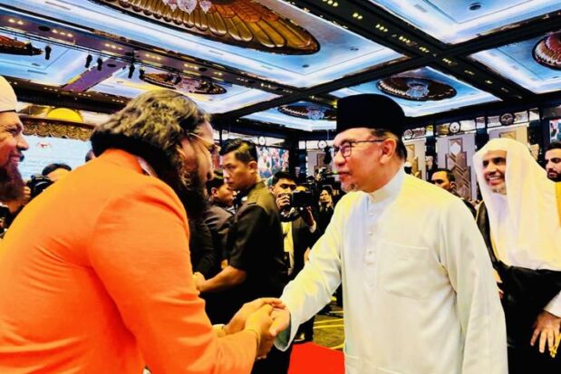 Malaysian Prime Minister meets Sadguru Brahmeshanand Swamiji at Malaysia - Shree Datta Padmanabh Peeth - 